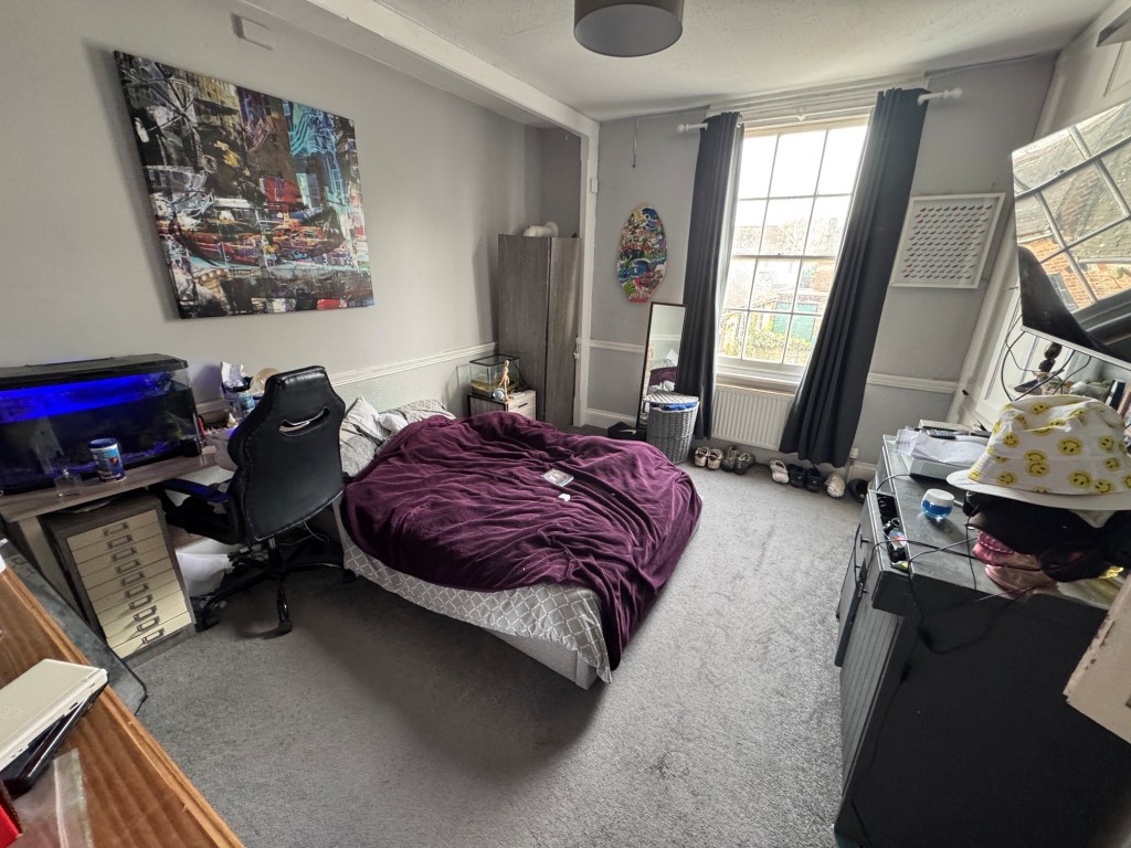 Lot: 46 - PERIOD COMMERCIAL AND RESIDENTIAL HIGH STREET INVESTMENT - Maisonette - bedroom 2 or dining room - first floor